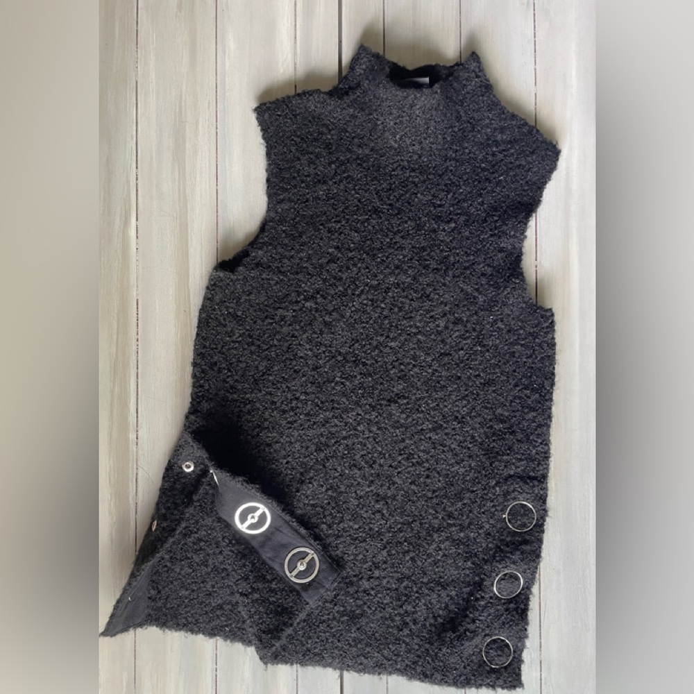 Club Monaco Black Knit Snap Closure Pull On turtleneck Vest Sweater